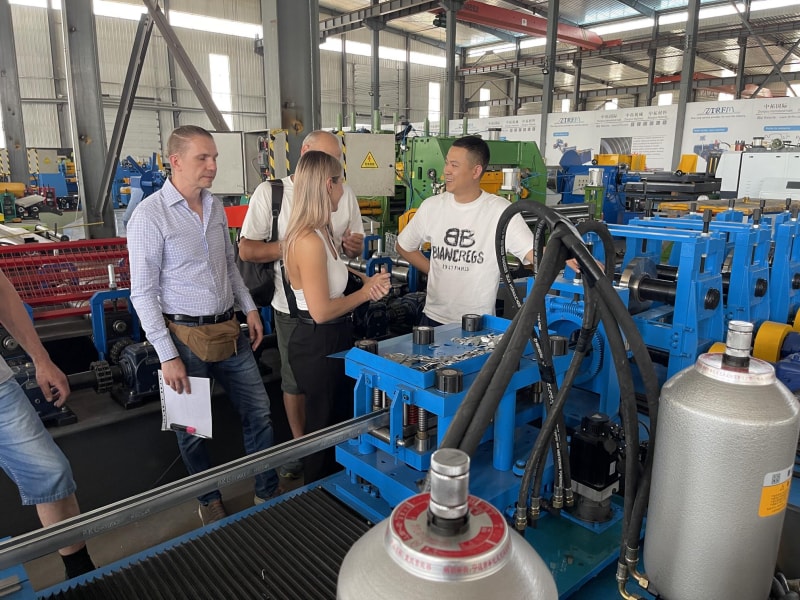 俄羅斯客戶親臨體驗(yàn)光伏支架設(shè)備試機(jī)與驗(yàn)貨過程