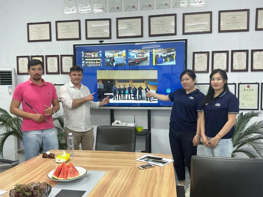 品質(zhì)鑄就信任：巴西客戶批量采購PU復(fù)合板、琉璃瓦及TR35單板成型機(jī)