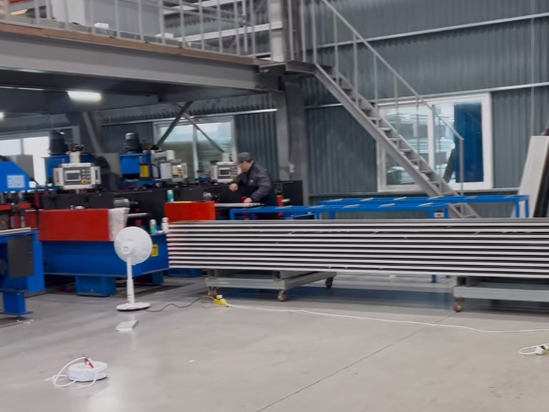 跳出 “內(nèi)卷” 漩渦！中拓冷彎聯(lián)合韓方研發(fā)光伏屋面板型，邁向綠色能源新時(shí)代