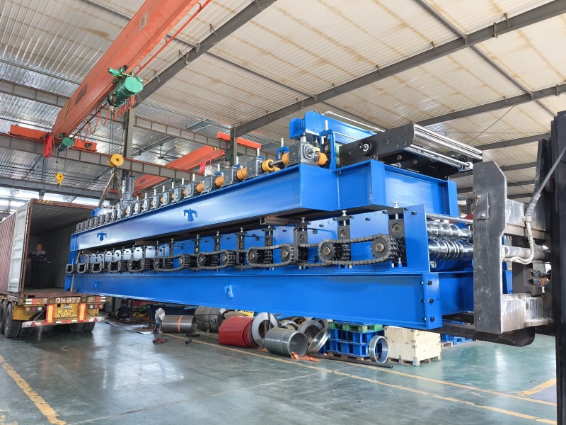 中拓冷彎裝箱發(fā)運如火如荼，細節(jié)把控詮釋對客戶的鄭重承諾，七箱設備同日啟程奔赴多國，裝箱環(huán)節(jié)彰顯責任擔當